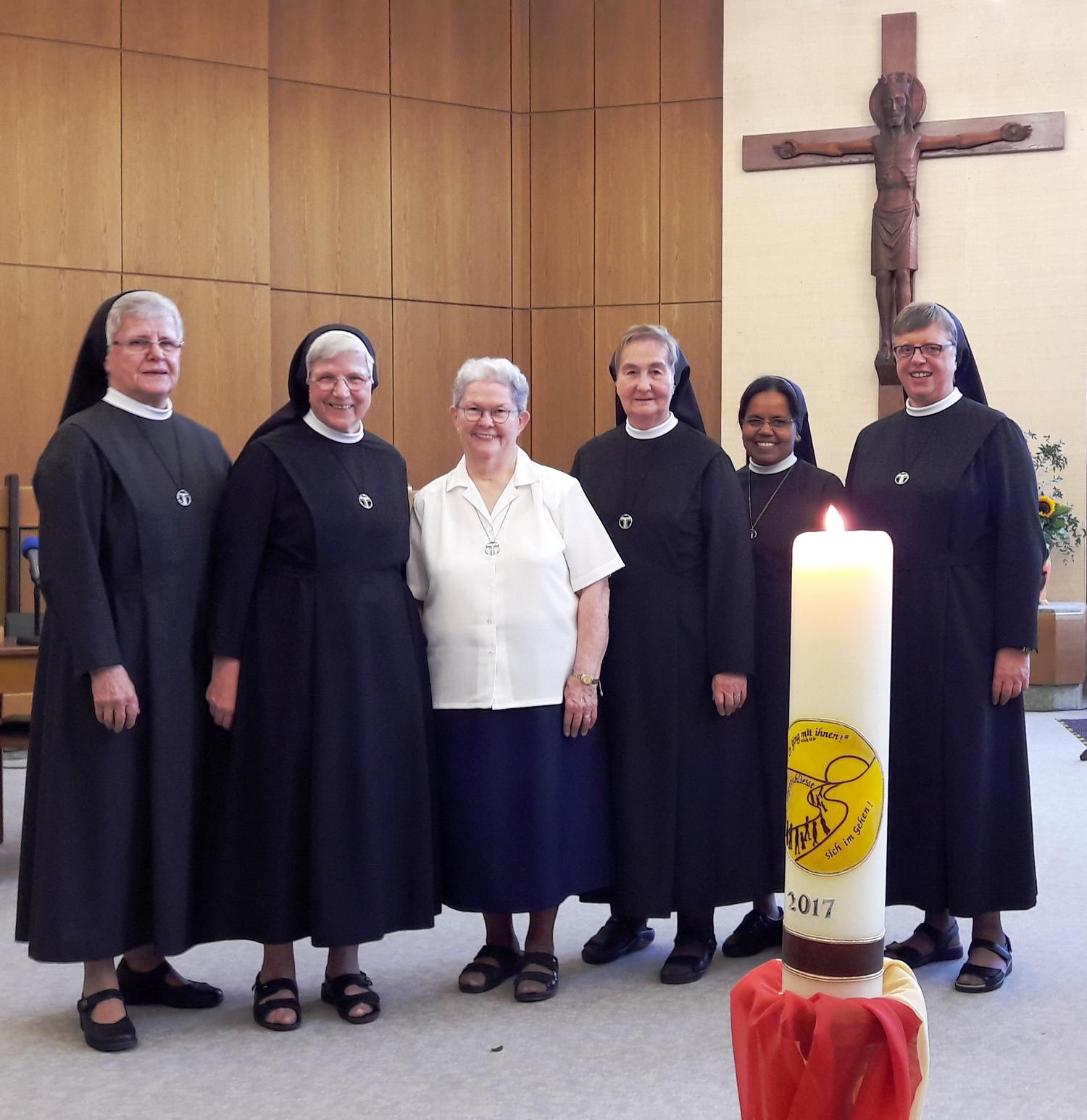 Von links nach rechts: Schwester M. Gabriele Löpenhaus, Schwester M. Herbertis Lubek, Schwester Sherrey Murphy (Generaloberin), Schwester M. Otgundis Aagten, Schwester Leemary Sebastian, Schwester M. Hiltrud Vacker.