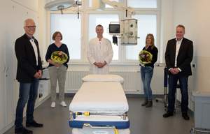 Freuen sich über die neuen Räumlichkeiten der Zentralen Notaufnahme v.l.: Klaus Abel, Geschäftsführer, Anke Berning, Pflegefachleitung ZNA, Dr. Stephan Braune, Chefarzt Klinik für Internistische Intensivmedizin und Notfallaufnahme, Silke Riegel, Architekt Gruppenfoto mit fünf Personen in einem Behandlungszimmer