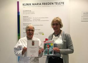 PD Dr. Barbara Elkeles, Ärztliche Direktorin und Chefärztin der Klinik für Geriatrie, und Pflegedirektorin Ursula Hedding freuen sich über die Auszeichnung