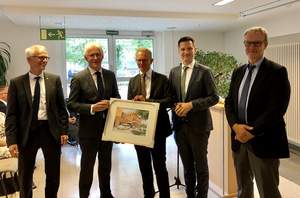 Das Maria-Josef-Hospital gezeichnet vom Grevener Künstler Prof. Jan Cejka, übergaben Geschäftsführung und Mitarbeitervertretung des Maria-Josef-Hospitals als Abschiedsgeschenk