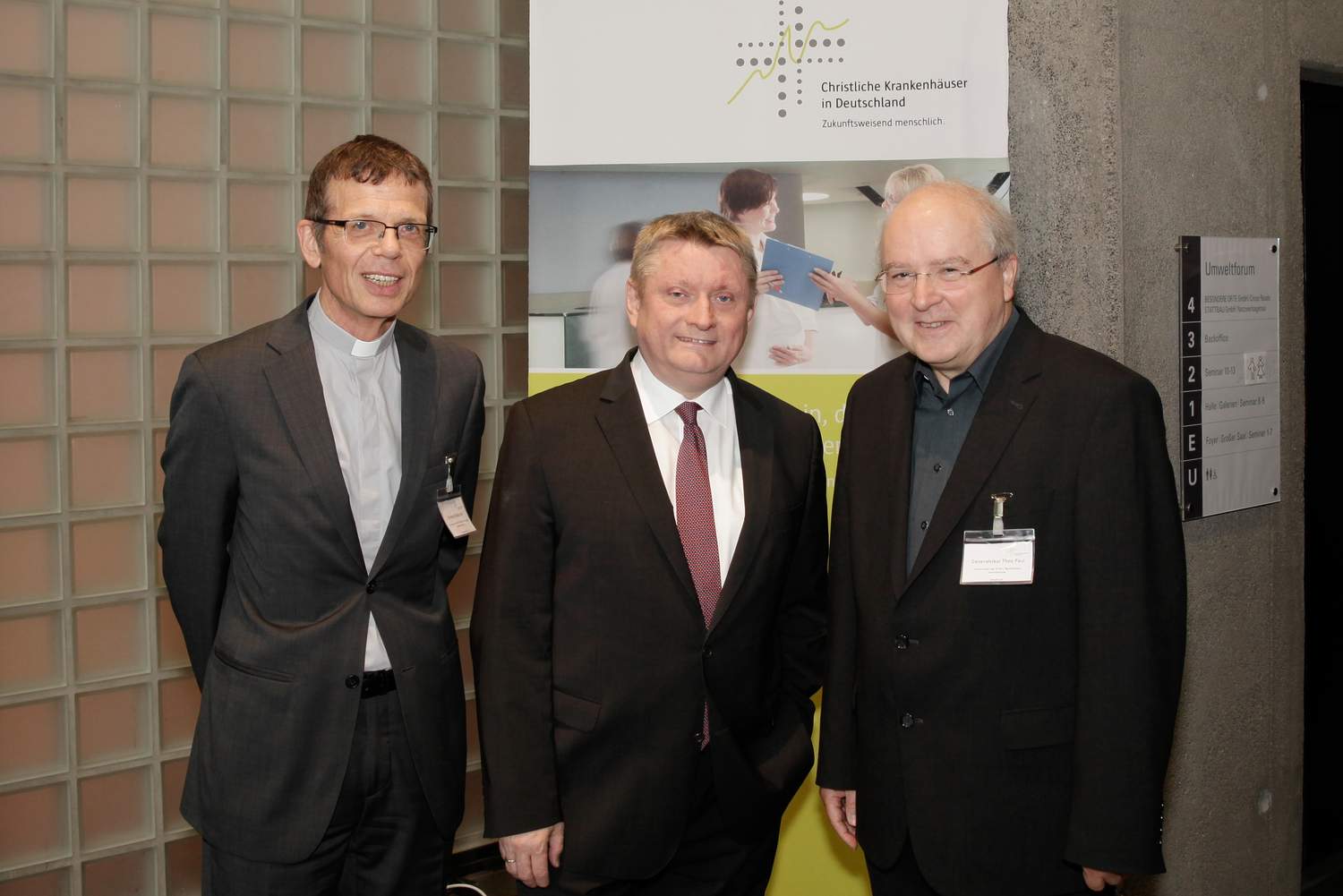 Bundesgesundheitsminister Hermann Gröhe (Mitte) mit Pfarrer Christoph Radbruch (l.) Vorsitzender des DEVK, und Generalvikar Theo Paul (r.), Vorsitzender des KKVD.