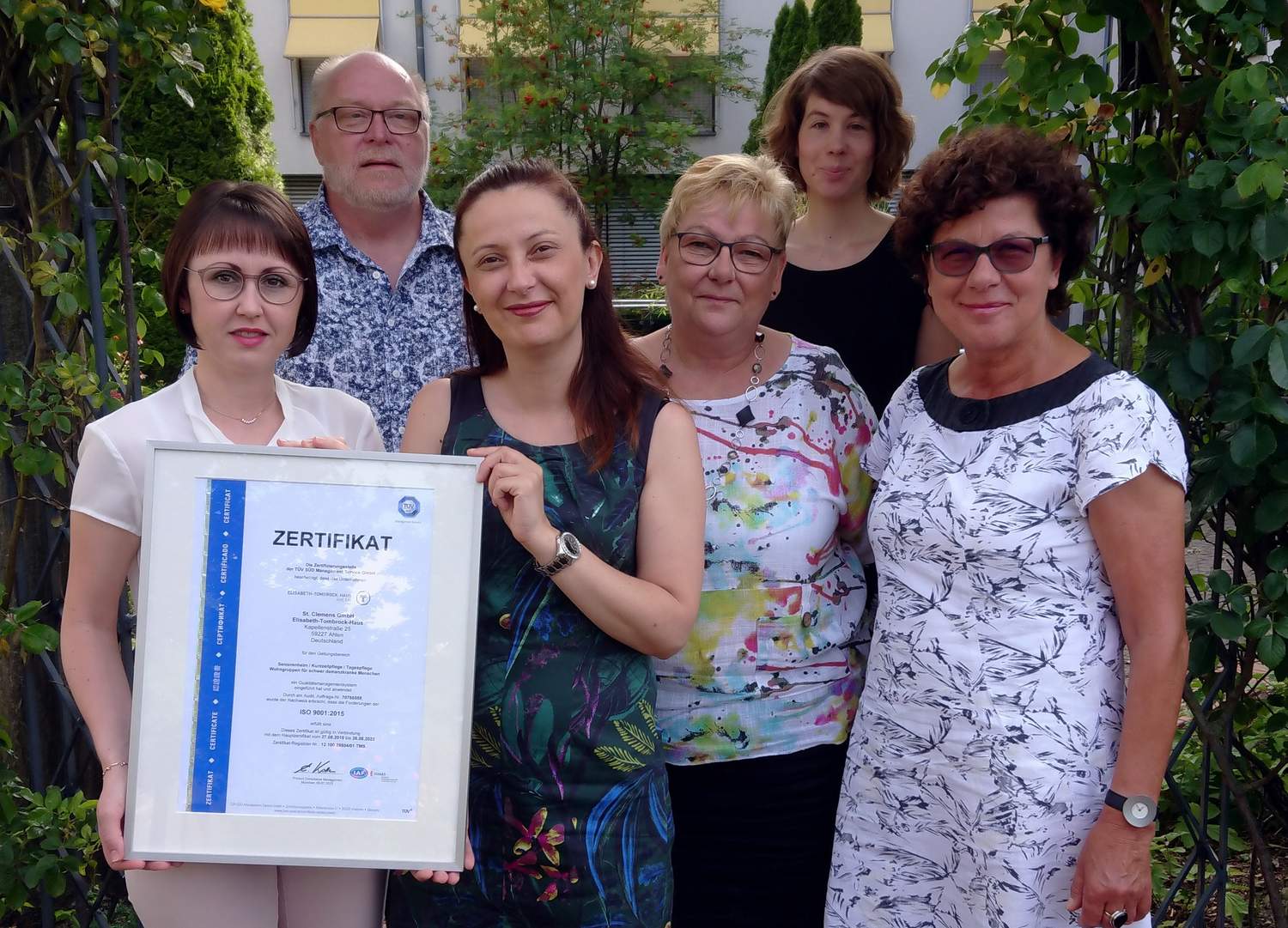 Stolz mit Zertifikatsurkunde: QM-Beauftragte Olga Seider, Pflegedienstleiter Udo Reins, Tagespflege-Leiterin Adela Sakic, Hauswirtschaftsleiterin Käthe Winkelmann, Sozialdienstleiterin Anne Böger und Einrichtungsleiterin Anne Troester.