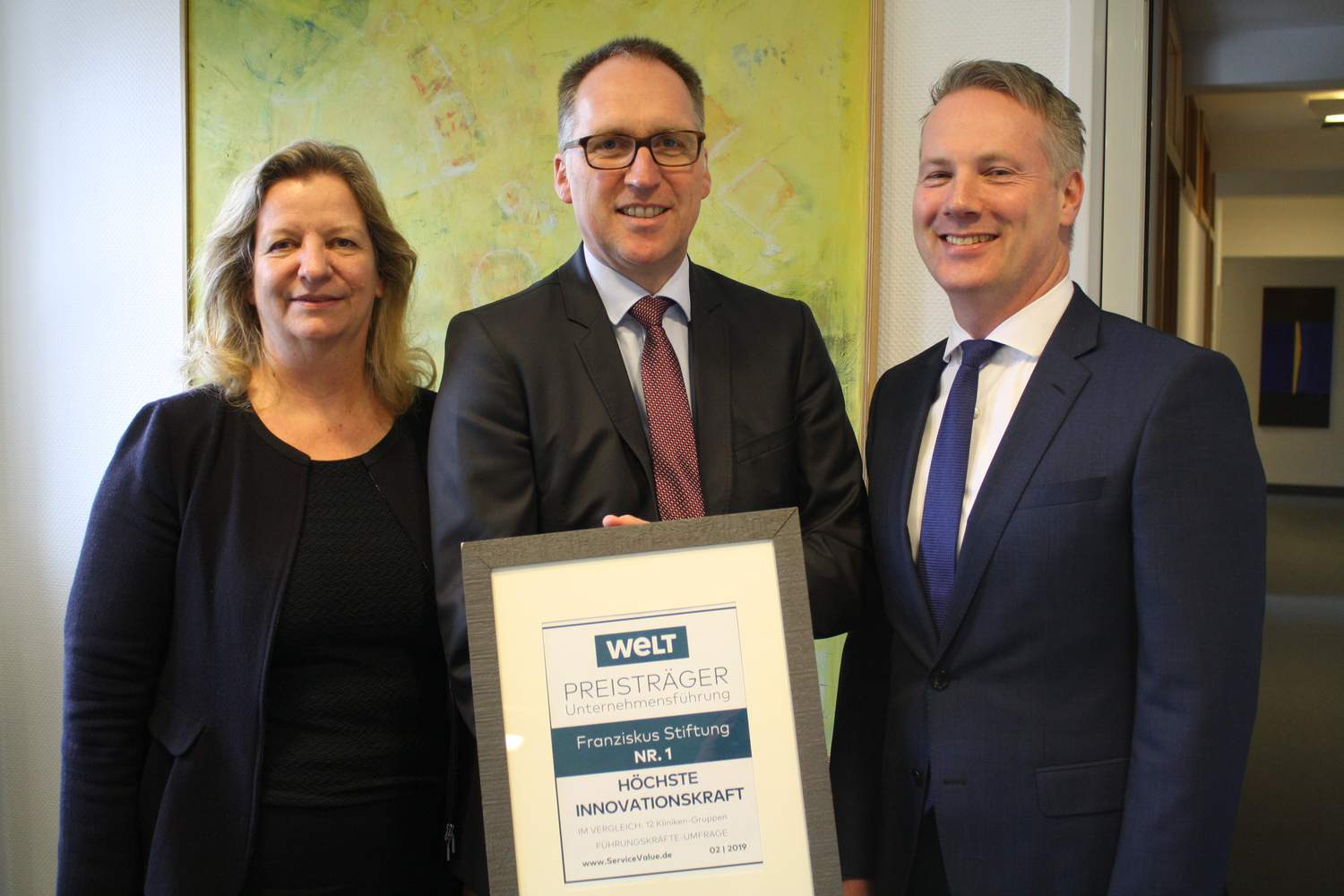 Der Vorstand der St. Franziskus-Stiftung Münster mit der „Welt“-Auszeichnung (v.l.): Dr. Daisy Hünefeld, Vorsitzender Dr. Klaus Goedereis und Dr. Nils Brüggemann.