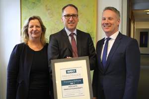 Der Vorstand der St. Franziskus-Stiftung Münster mit der „Welt“-Auszeichnung (v.l.): Dr. Daisy Hünefeld, Vorsitzender Dr. Klaus Goedereis und Dr. Nils Brüggemann. Der Vorstand der St. Franziskus-Stiftung Münster mit der „Welt“-Auszeichnung (v.l.): Dr. Daisy Hünefeld, Vorsitzender Dr. Klaus Goedereis und Dr. Nils Brüggemann.