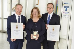 Der Vorstand der St. Franziskus-Stiftung Münster mit „Focus“-Urkunde und -Trophäe (v. l.): Dr. Nils Brüggemann, Dr. Daisy Hünefeld, Vorsitzender Dr. Klaus Goedereis.