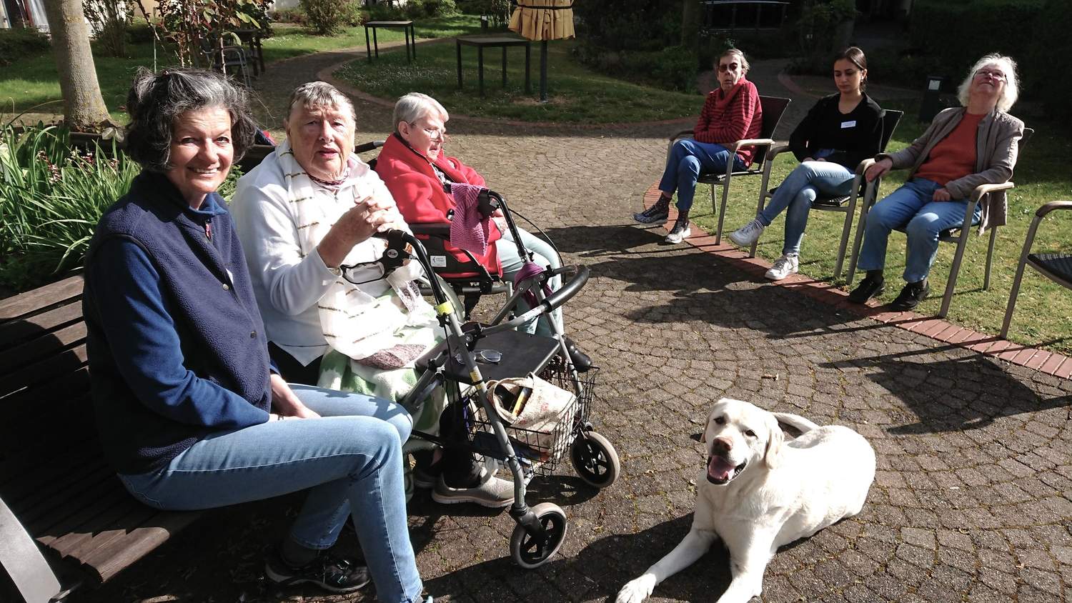 Petra Wöste (1. v.l.) mit Besuchshund Carlos in der Gartenrunde