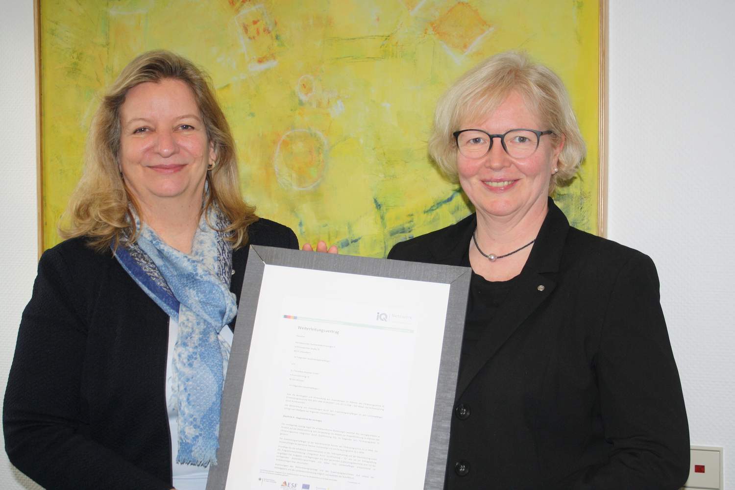 Dr. Daisy Hünefeld (l.), Vorstand St. Franziskus-Stiftung Münster, und Dr. Gertrud Bureick, Projektleiterin bei der St. Franziskus-Stiftung Münster, mit dem Projekt- und Fördervertrag zur Qualifizierung zugewanderter Pflegepersonen.