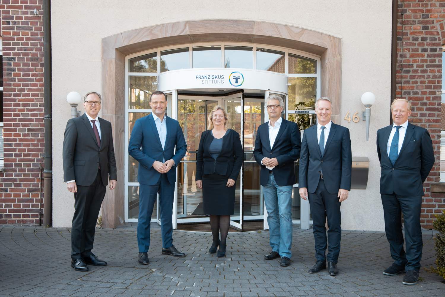 Der Minister zu Besuch bei der Franziskus Stiftung (v.l.): Dr. Klaus Goedereis (Vorstandsvorsitzender Franziskus Stiftung), Bundesgesundheitsminister Jens Spahn, Dr. Daisy Hünefeld (Vorstand), Dr. Stephan Nacke CDU (MdL), Dr. Nils Brüggemann (Vorstand), Dr. Ludger Hellenthal (Kuratoriumsvorsitzender).