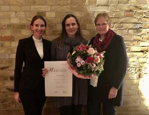 Anja Ewering (links) und Mechtild Gilhaus (rechts) freuen sich mit Eva Weirauch über den 1. Platz beim Ausbildungsförderpreis