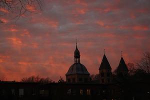 Blick vom Torhaus der Franziskus Stiftung auf die Mauritz-Kirche im Abendrot. Blick vom Torhaus der Franziskus Stiftung auf die Mauritz-Kirche im Abendrot.