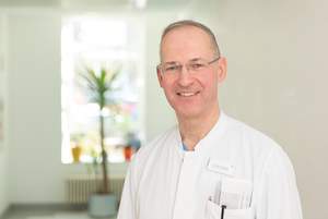 Dr. med. Dirk Nischik informiert in der Abendvisite im Maria-Josef-Hospital zum Thema Blutarmut.