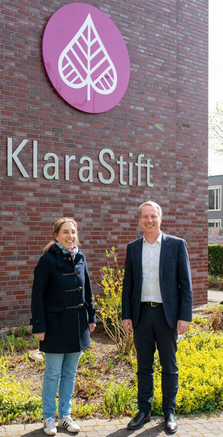 Münsters Sozialdezernentin Cornelia Wilkens und St. Franziskus-Stiftungsvorstand Dr. Nils Brüggemann vor dem Klarastift an der Andreas-Hofer-Straße in Münster. Mit dem Übergang der Trägerschaft von der Stadt auf die Stiftung gibt es eine solide Zukunftsperspektive für die traditionsreiche Sozialeinrichtung.