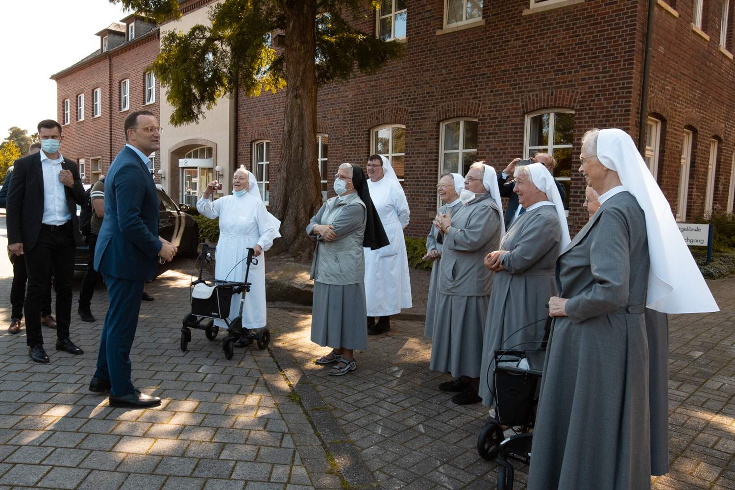 Auch Ordensschwestern kamen ins Gespräch mit Bundesgesundheitsminister Jens Spahn.
