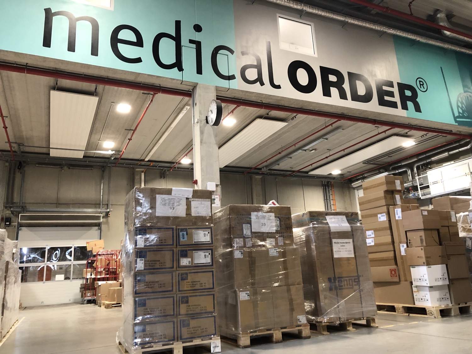 Die Paletten mit den Mund-Nasenschutzmasken und der weiteren Schutzausrüstung stehen im medicalORDER center in Ahlen (Logistikzentrum der Franziskus Stiftung) reisefertig bereit.
