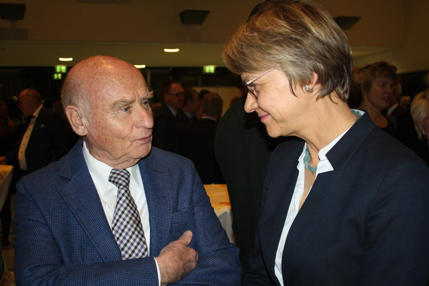 Dieter Sieger und Regierungs­­präsidentin Dorothee Feller im Gespräch.