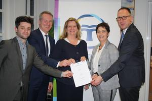 (v.l.) Benjamin Freudenreich, IBM Deutschland GmbH, Dr. Nils Brüggemann und Dr. Daisy Hünefeld, Vorstände Franziskus Stiftung, Barbara Steffens, TK NRW, Dr. Klaus Goedereis, Vorstandsvorsitzender Franziskus Stifttung. Die gemeinsame Vereinbarung öffnet den Weg zu mehr Transparenz und Selbstbestimmung für Patienten (v.l.): Benjamin Freudenreich, IBM Deutschland GmbH, Dr. Nils Brüggemann und Dr. Daisy Hünefeld, Vorstände der St. Franziskus-Stiftung Münster, Barbara Steffens, Leiterin der TK in NRW, Dr. Klaus Goedereis, Vorstandsvorsitzender der St. Franziskus-Stiftung Münster.