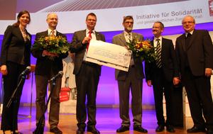 KKVD-Sozialpreis für das Elisabeth Krankenhaus Recklinghausen Bei der Preisverleihung in Berlin (v.l.): Angela Tausendpfund, stv. Geschäftsführerin KKVD, Winfried Behler, Franziskus Stiftung, Christoph Kortenjann und Michael Buse, Elisabeth Krankenhaus Recklinghausen, Peter Neher, Präsident Deutscher Caritasverband,