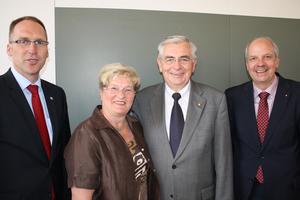 Wilhelm Hinkelmann bekommt die Goldene Caritasnadel
