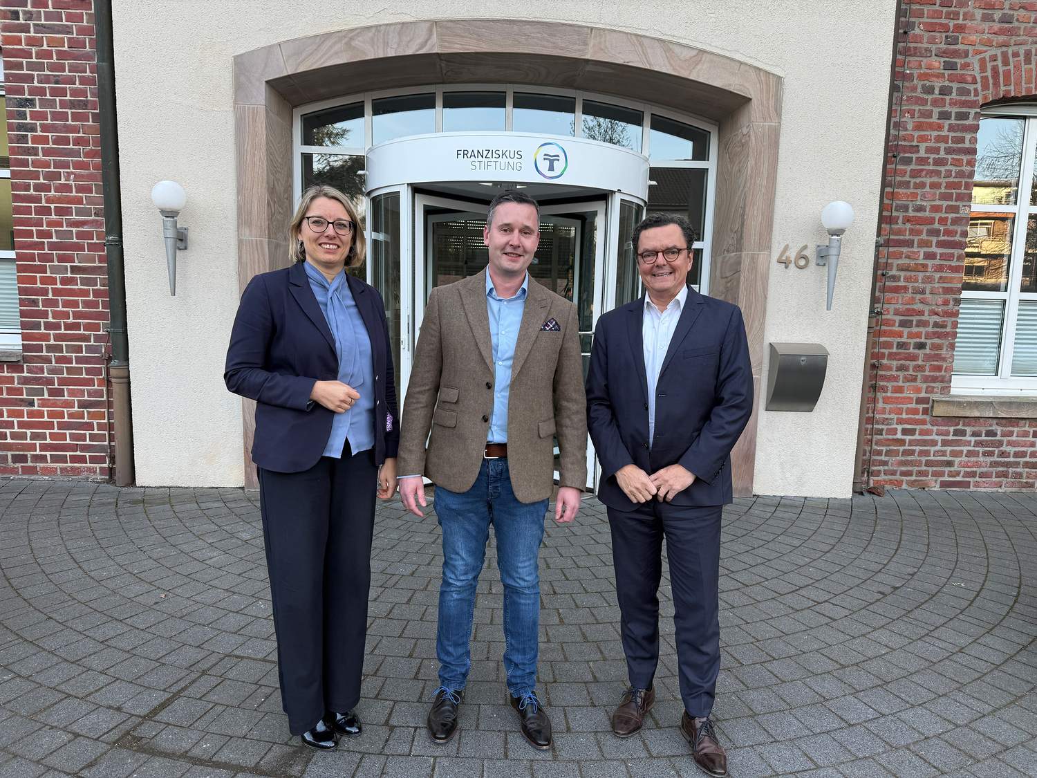 Gruppenfoto Dr. Schmeil Chefarzt Wirbelsäulenchirurgie Gruppenfoto Dr. Schmeil Chefarzt Wirbelsäulenchirurgie