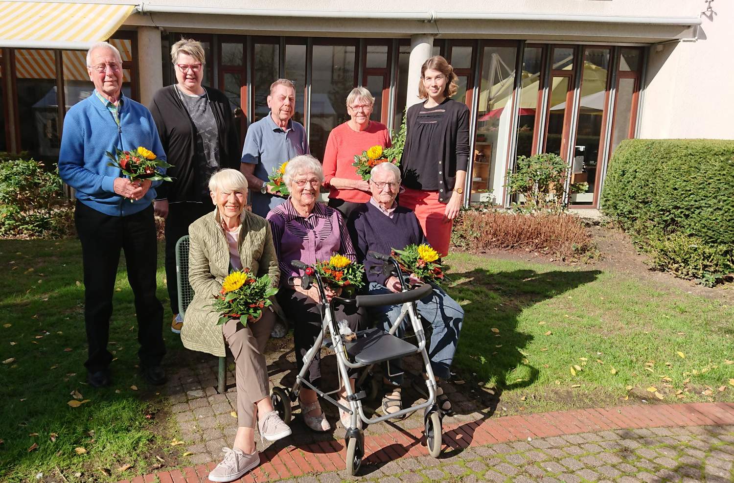 Sonnenblumen für den neuen Beirat: Stellvertretender Vorsitzender Hans-Dieter Mauer, Einrichtungsleiterin Silvia Keggenhoff, Vorsitzende Michelle Stockhausen, Wilhelm Westerwalbesloh, Hannelore Beutel, Marion Linnemann, Heinrich Quante, Sozialdienstleiterin Anne Böger 