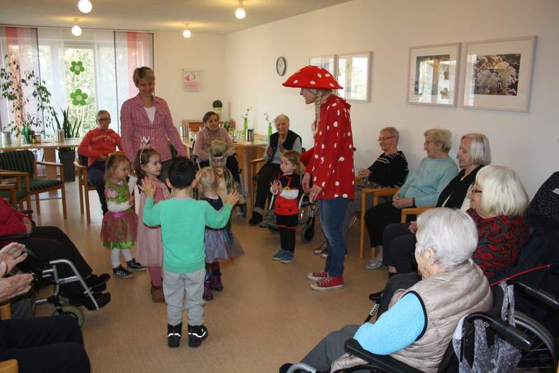 Kita-Kinder besuchen Senioreneinrichtung