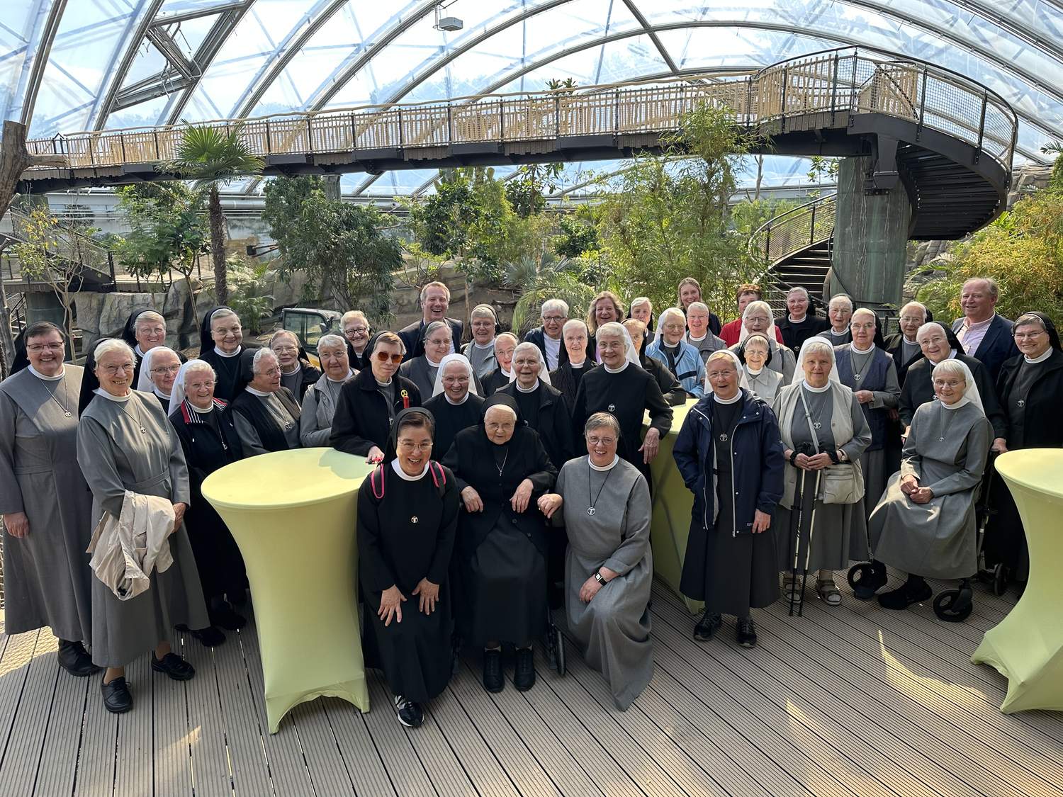 Die Mauritzer Franziskanerinnen besuchten auf Einladung der St. Franziskus-Stiftung Münster gemeinsam den Zoo und die neue Meranti-Halle, begleitet wurden sie seitens der Franziskus Stiftung vom Kuratoriumsvorsitzenden Dr. Ludger Hellenthal, dem Vorstandsvorsitzenden Dr. Nils Brüggemann und Vorstand Dr. Daisy Hünefeld.